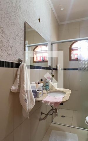 Casa à venda com 196m², 3 quartos e 2 vagas Casa à venda com 196m², 3 quartos e 2 vagasBanheiro do quarto 1