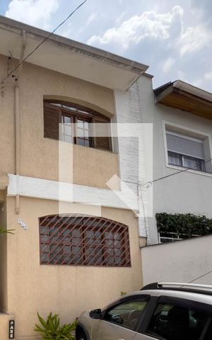 Casa à venda com 196m², 3 quartos e 2 vagas Casa à venda com 196m², 3 quartos e 2 vagasFachada