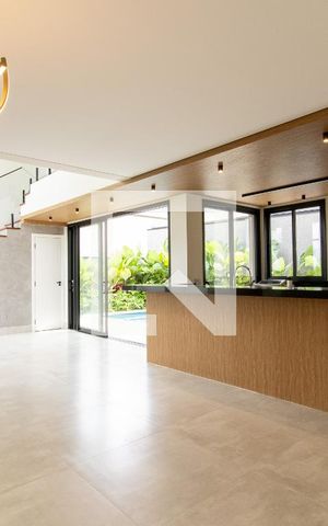 Casa de condomínio à venda com 275m², 3 quartos e 4 vagas Casa de condomínio à venda com 275m², 3 quartos e 4 vagasSala