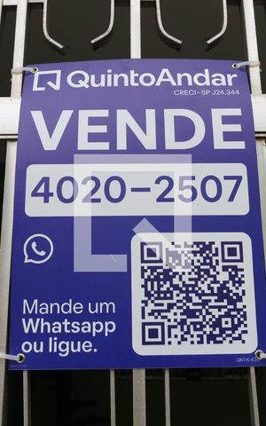Casa à venda com 200m², 2 quartos e 2 vagasPlaca instalada no portão da fachada 