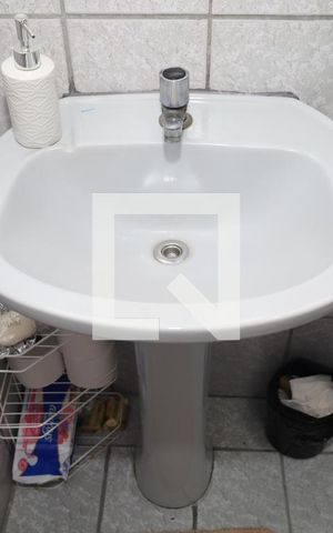 Casa à venda com 200m², 2 quartos e 2 vagasEdícula - Banheiro