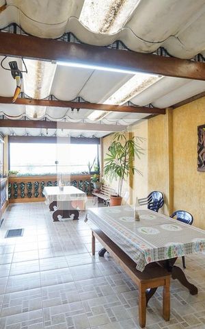 Casa à venda com 250m², 3 quartos e 2 vagas Casa à venda com 250m², 3 quartos e 2 vagasTerraço