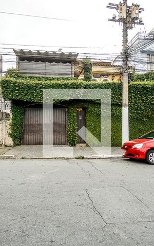 Casa à venda com 250m², 3 quartos e 2 vagas Casa à venda com 250m², 3 quartos e 2 vagasFachada