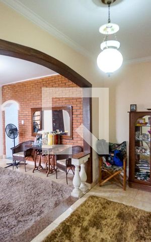 Casa à venda com 250m², 3 quartos e 2 vagas Casa à venda com 250m², 3 quartos e 2 vagasSala de estar