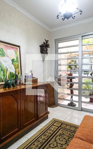 Casa à venda com 250m², 3 quartos e 2 vagas Casa à venda com 250m², 3 quartos e 2 vagasEscritório