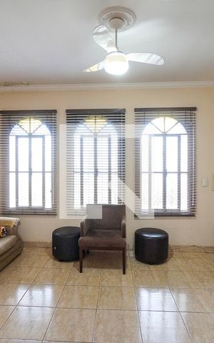 Casa à venda com 250m², 3 quartos e 2 vagas Casa à venda com 250m², 3 quartos e 2 vagasSala de estar