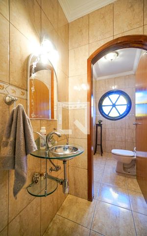 Casa à venda com 250m², 3 quartos e 2 vagas Casa à venda com 250m², 3 quartos e 2 vagasLavabo
