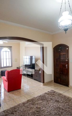 Casa à venda com 250m², 3 quartos e 2 vagas Casa à venda com 250m², 3 quartos e 2 vagasSala de estar