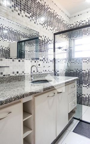 Casa à venda com 250m², 3 quartos e 2 vagas Casa à venda com 250m², 3 quartos e 2 vagasBanheiro da suíte 01