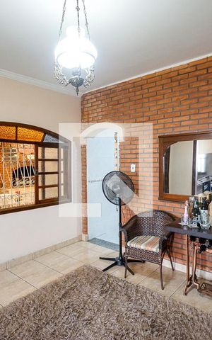 Casa à venda com 250m², 3 quartos e 2 vagas Casa à venda com 250m², 3 quartos e 2 vagasSala de estar