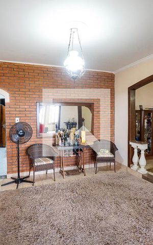 Casa à venda com 250m², 3 quartos e 2 vagas Casa à venda com 250m², 3 quartos e 2 vagasSala de estar