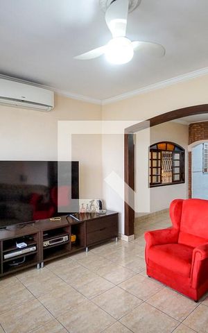 Casa à venda com 250m², 3 quartos e 2 vagas Casa à venda com 250m², 3 quartos e 2 vagasSala de estar