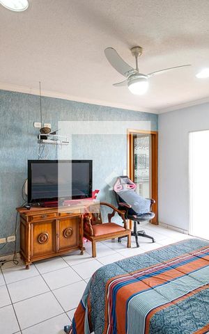 Casa à venda com 250m², 3 quartos e 2 vagas Casa à venda com 250m², 3 quartos e 2 vagasSuíte 01