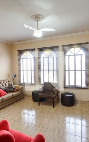 Casa à venda com 250m², 3 quartos e 2 vagas Casa à venda com 250m², 3 quartos e 2 vagasSala de estar