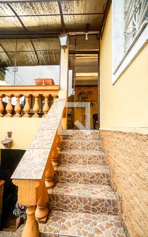 Casa à venda com 250m², 3 quartos e 2 vagas Casa à venda com 250m², 3 quartos e 2 vagasEscada de entrada