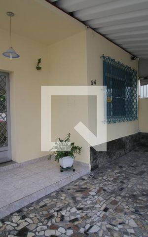 Casa à venda com 50m², 4 quartos e 2 vagasGaragem