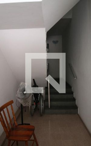 Casa à venda com 50m², 4 quartos e 2 vagasEscada de acesso 2º piso