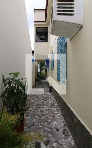 Casa à venda com 50m², 4 quartos e 2 vagasCorredor lateral