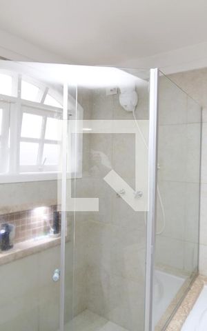 Casa à venda com 500m², 4 quartos e 6 vagasBanheiro da Suíte 2