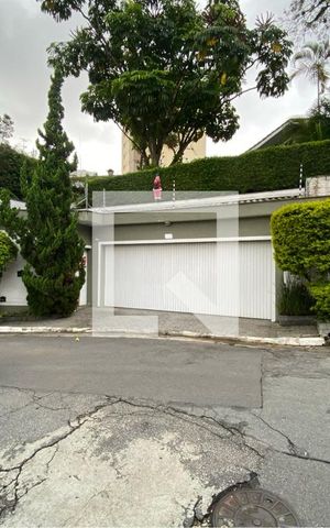 Casa à venda com 500m², 4 quartos e 6 vagas Casa à venda com 500m², 4 quartos e 6 vagasVista