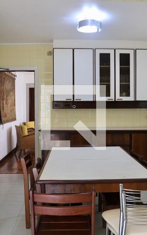Casa à venda com 320m², 3 quartos e 4 vagas Casa à venda com 320m², 3 quartos e 4 vagasCozinha