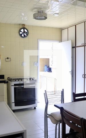 Casa à venda com 320m², 3 quartos e 4 vagas Casa à venda com 320m², 3 quartos e 4 vagasCozinha