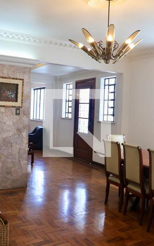 Casa à venda com 320m², 3 quartos e 4 vagas Casa à venda com 320m², 3 quartos e 4 vagasSala