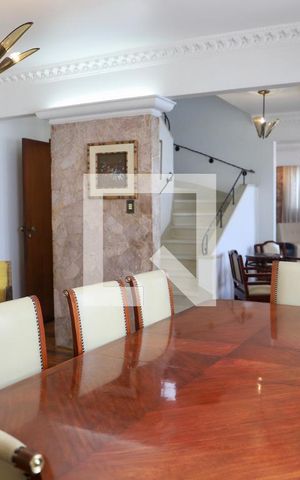 Casa à venda com 320m², 3 quartos e 4 vagas Casa à venda com 320m², 3 quartos e 4 vagasSala