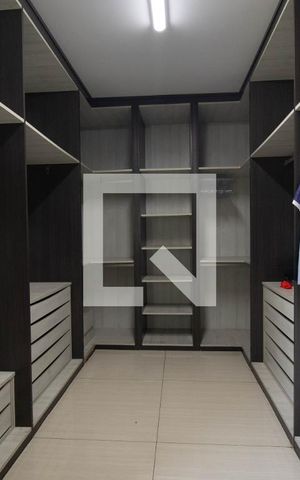 Apartamento à venda com 200m², 3 quartos e 2 vagas Apartamento à venda com 200m², 3 quartos e 2 vagasQuarto 2 closet