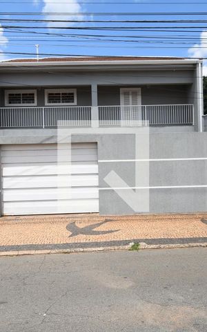 Casa à venda com 300m², 4 quartos e 3 vagasFachada