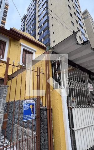 Casa à venda com 230m², 3 quartos e sem vaga Casa à venda com 230m², 3 quartos e sem vagaFachada