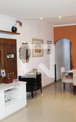 Casa para alugar com 223m², 3 quartos e 2 vagasSala