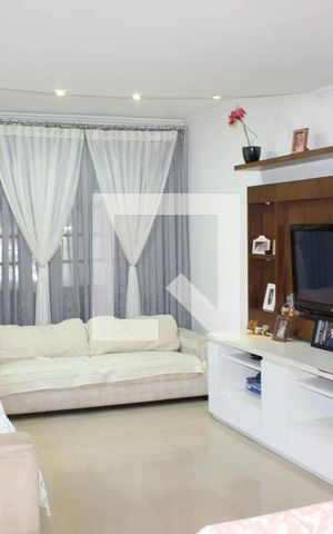 Casa para alugar com 223m², 3 quartos e 2 vagasSala