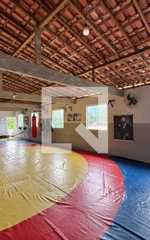 Casa à venda com 330m², 4 quartos e 4 vagas Casa à venda com 330m², 4 quartos e 4 vagasSalão (terceiro andar)