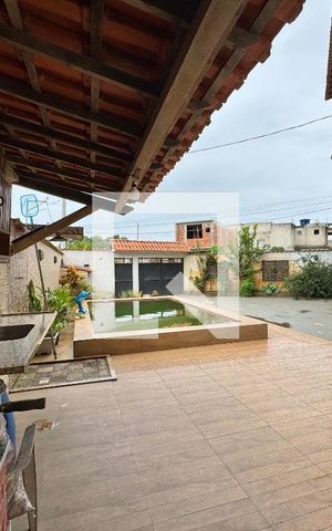 Casa à venda com 330m², 4 quartos e 4 vagas Casa à venda com 330m², 4 quartos e 4 vagasÁrea externa