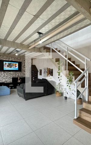 Casa à venda com 330m², 4 quartos e 4 vagas Casa à venda com 330m², 4 quartos e 4 vagasSala