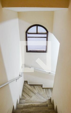 Casa à venda com 400m², 3 quartos e 2 vagas Casa à venda com 400m², 3 quartos e 2 vagasEscada