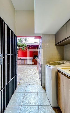 Casa à venda com 240m², 5 quartos e 2 vagasÁrea de Serviço