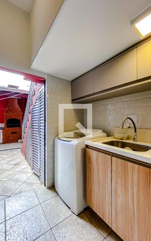 Casa à venda com 240m², 5 quartos e 2 vagasÁrea de Serviço