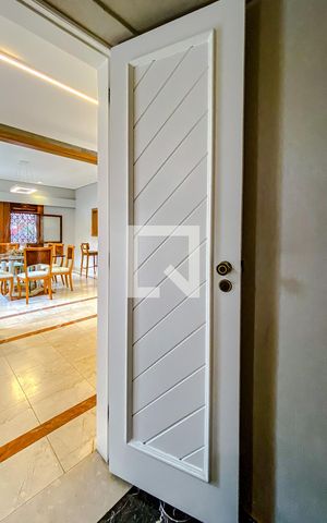 Casa à venda com 240m², 5 quartos e 2 vagasLavabo