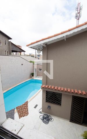 Casa à venda com 418m², 4 quartos e 6 vagasPiscina - Quarto Vista