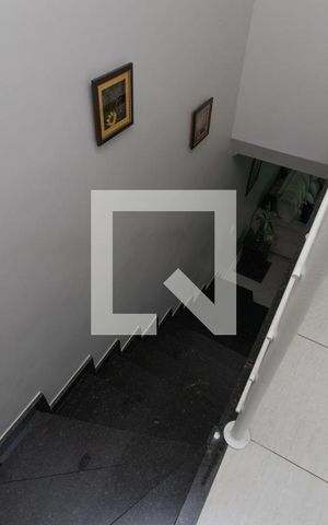 Casa à venda com 220m², 3 quartos e 2 vagas Casa à venda com 220m², 3 quartos e 2 vagasEscada