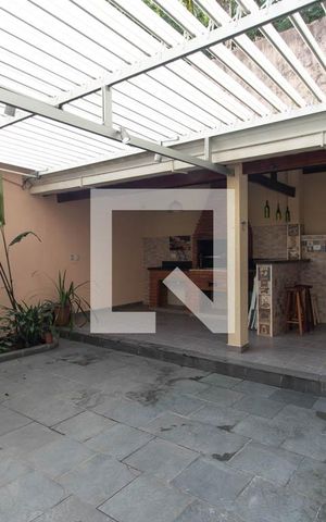 Casa à venda com 195m², 4 quartos e 3 vagas Casa à venda com 195m², 4 quartos e 3 vagasQuintal