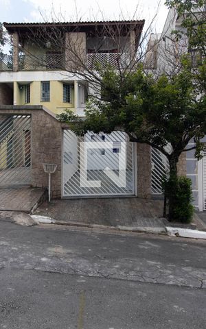 Casa à venda com 195m², 4 quartos e 3 vagas Casa à venda com 195m², 4 quartos e 3 vagasFachada e placa