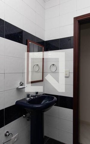 Casa à venda com 195m², 4 quartos e 3 vagas Casa à venda com 195m², 4 quartos e 3 vagasBanheiro Social