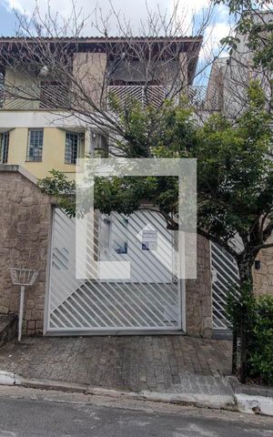 Casa à venda com 195m², 4 quartos e 3 vagas Casa à venda com 195m², 4 quartos e 3 vagasFachada e placa