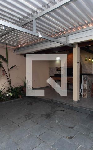 Casa à venda com 195m², 4 quartos e 3 vagas Casa à venda com 195m², 4 quartos e 3 vagasQuintal