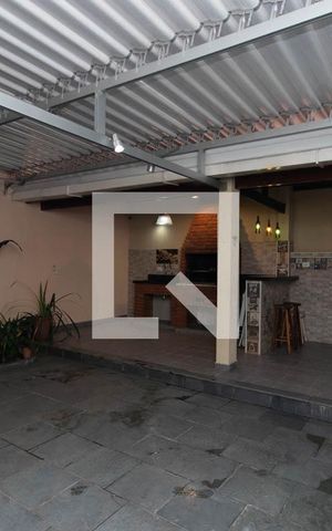 Casa à venda com 195m², 4 quartos e 3 vagas Casa à venda com 195m², 4 quartos e 3 vagasQuintal
