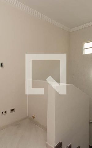 Casa à venda com 195m², 4 quartos e 3 vagas Casa à venda com 195m², 4 quartos e 3 vagasHall da Escada