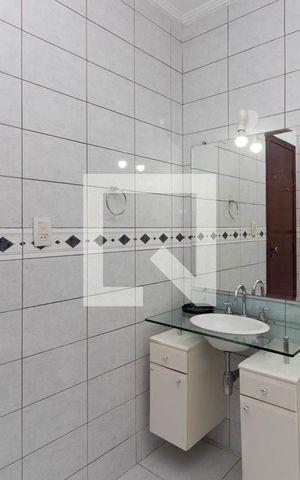 Casa à venda com 195m², 4 quartos e 3 vagas Casa à venda com 195m², 4 quartos e 3 vagasBanheiro da Suíte